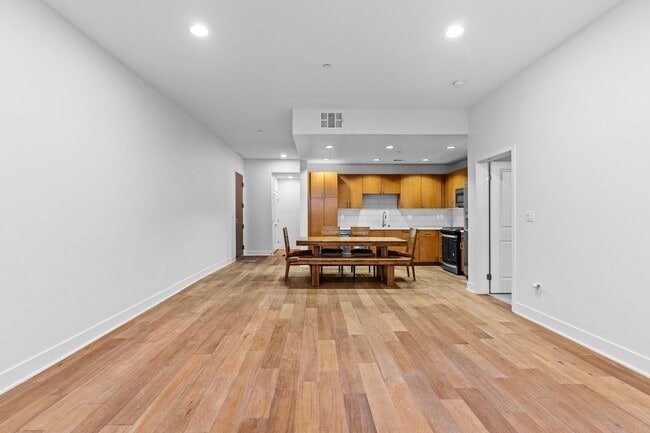 Building Photo - Stunning Modern Luxury 3BD/2BA Condo in Ma...
