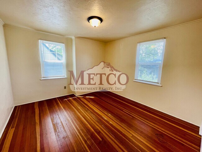 Building Photo - 4 bedroom 1 1/2 bath home close to U of O