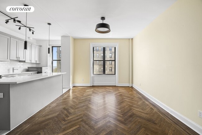 Building Photo - 880 W 181st St