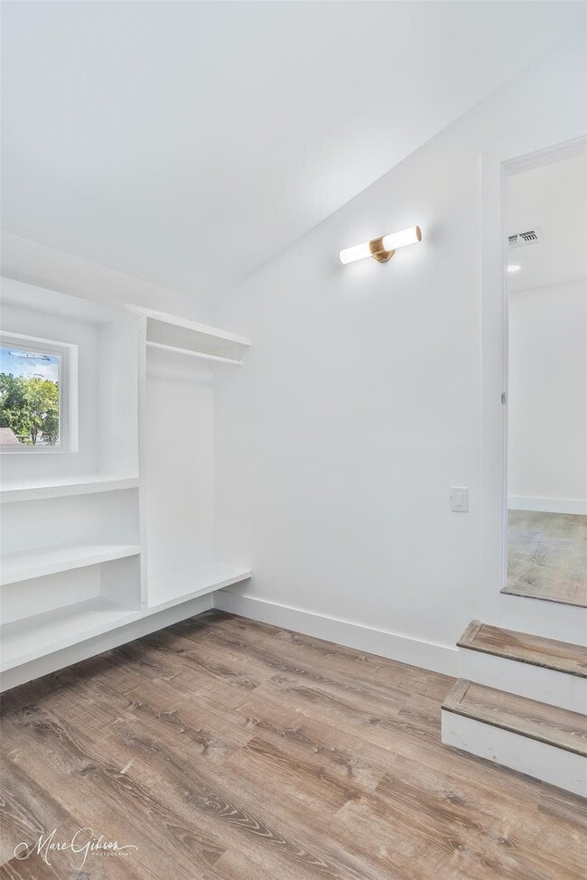Building Photo - "Spacious 4-Bedroom Gem with a flex room a...