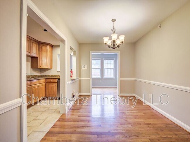 Building Photo - 1417 Downing St NE