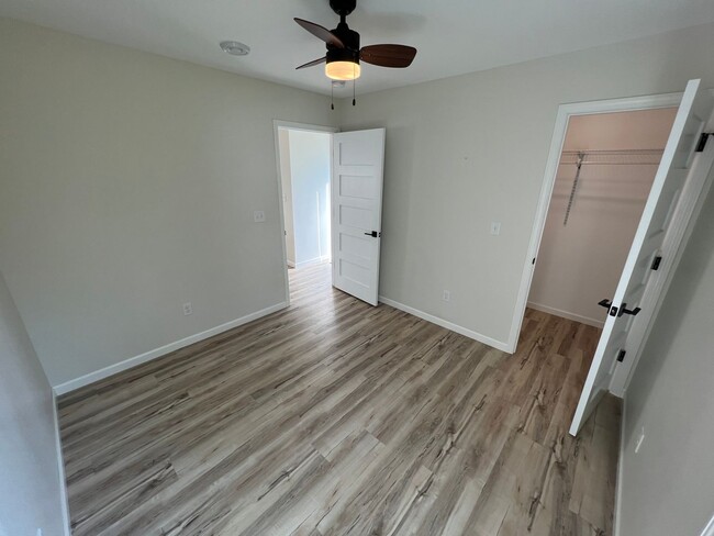 Building Photo - AVAILABLE March 1st - 3 Bed 1 Bath