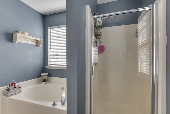 Building Photo - The perfect 3 bed, 2 bath home located in ...