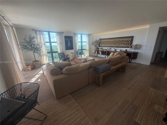 Building Photo - 1121 Crandon Blvd