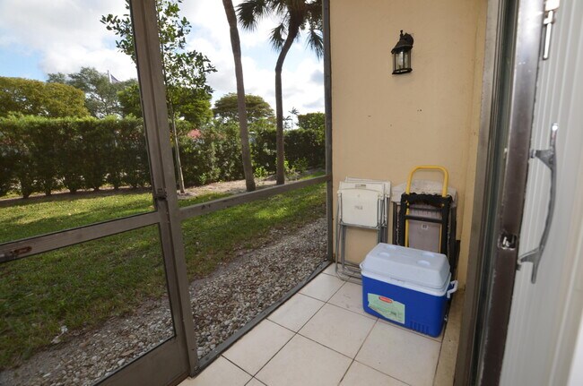 Building Photo - 6649 Somerset Dr