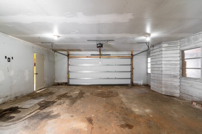 Building Photo - 8875 Franklin Ave