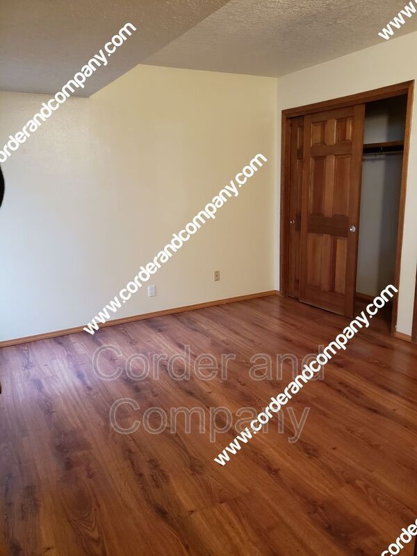 Building Photo - 821 Live Oak Rd NE