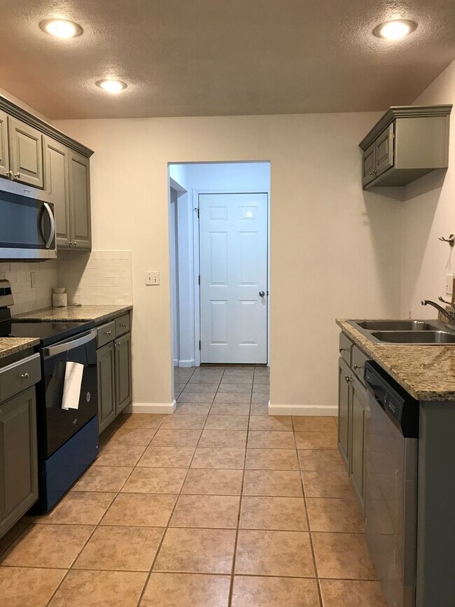 Building Photo - Wonderful 3 Bedroom 2 Bath Ranch