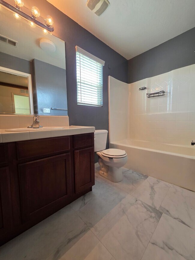 Building Photo - 4 bedroom 3 bathroom in SE Visalia!
