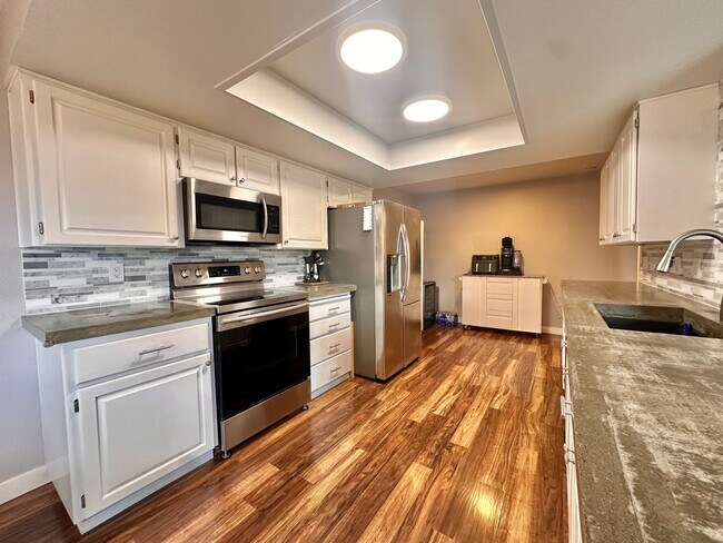Building Photo - Rare Kirkland Condo on the Juanita Waterfront! Available August 1st, 2026!