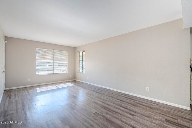 Building Photo - 818 S Westwood