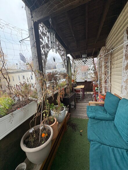 Building Photo - 66 Callender St