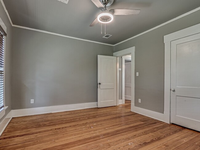 Building Photo - Charming Updated Mesta Park Duplex - New S...