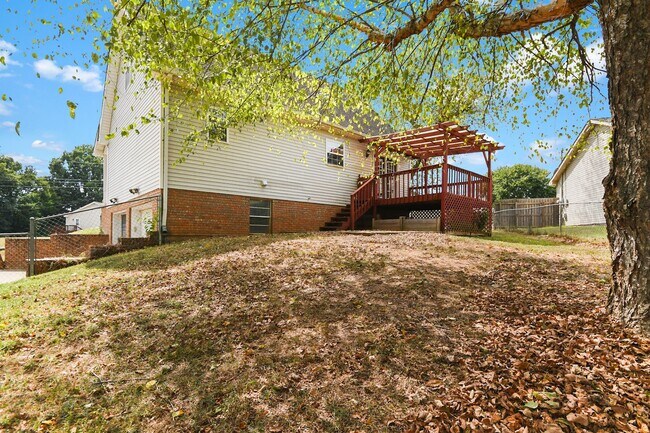 Building Photo - Pet Friendly Three Bedroom with Basement!