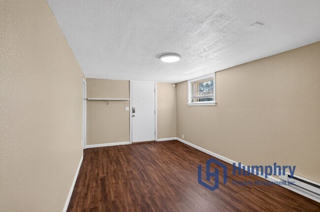 Building Photo - Bottom unit of Duplex