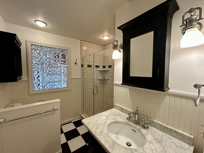 Building Photo - Absolutely gorgeous, remodeled home in beautiful location in Midtown Tulsa