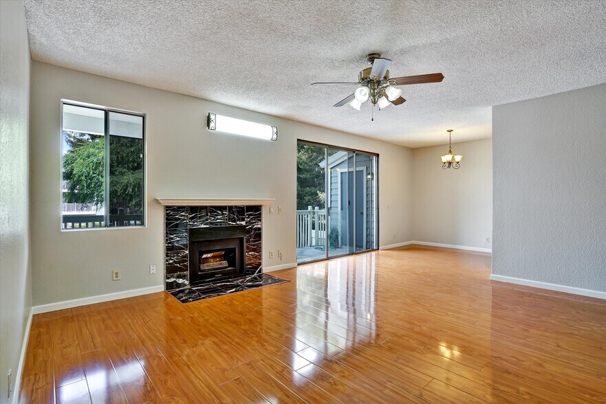 Building Photo - 3402 Pinewood Terrace