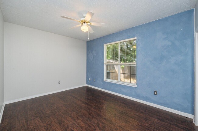 Building Photo - 17 Chatelaine Cir SE