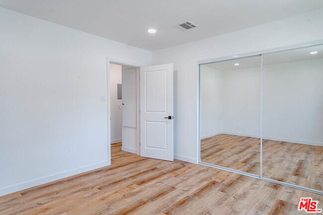 Building Photo - 938 W Glenoaks Blvd