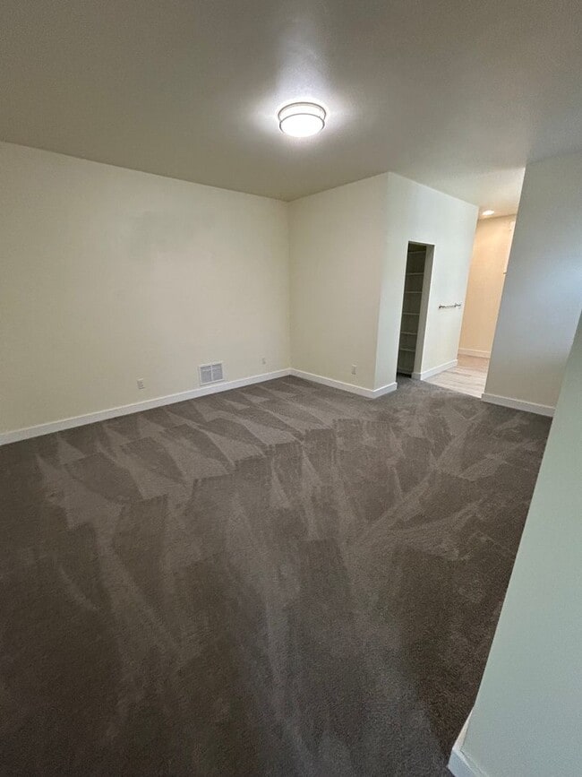 Building Photo - 2 Bedroom | 2 Bathroom Upstairs Duplex