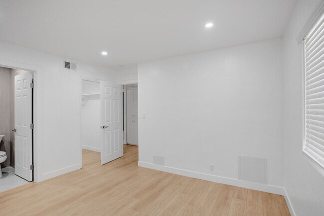Building Photo - Fully Renovated 2 Bed / 2 Bath Upstairs Unit – Modern Finishes | 2 Parking | Alhambra