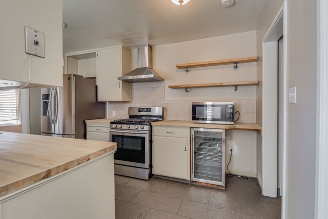 Building Photo - 4+2 Downtown Truxtun Ave Charm!