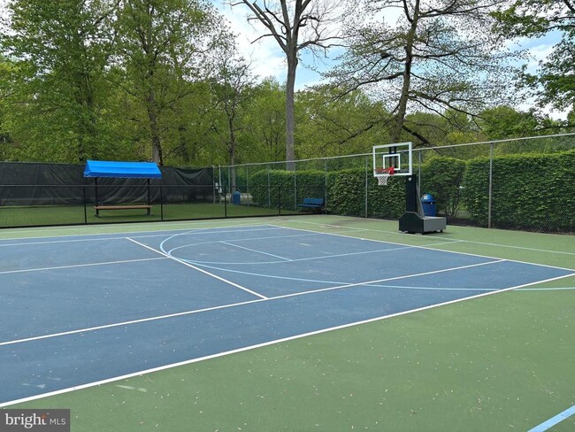 Building Photo - 14 Cheverny Ct