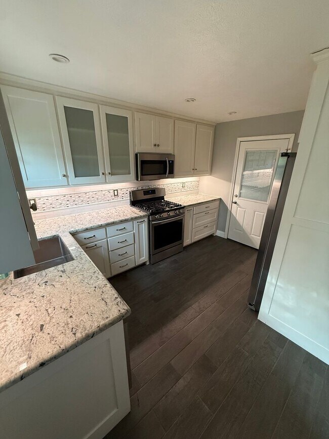 Building Photo - MOVE IN SPECIAL!! $800.00 off 1st FULL RENT!! Discover this beautifully updated 2 bed 1 bath 1 ca...