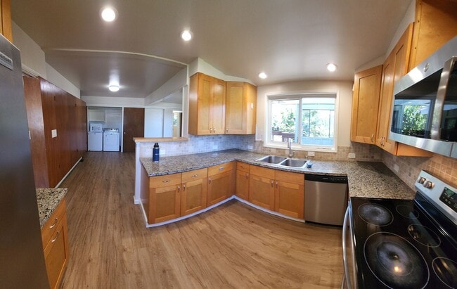 Building Photo - Large 5 Bedroom Home close to Poly Campus!!