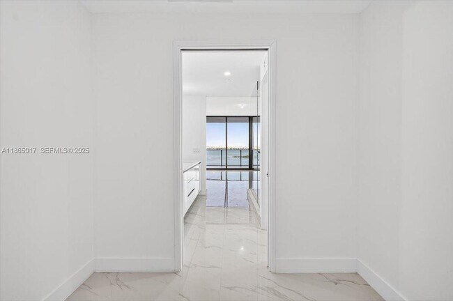 Building Photo - 700 NE 24th St