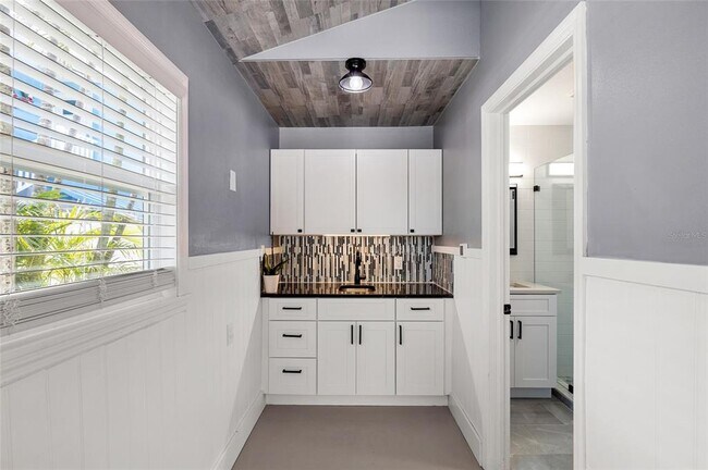 Building Photo - 231 E Madeira Ave