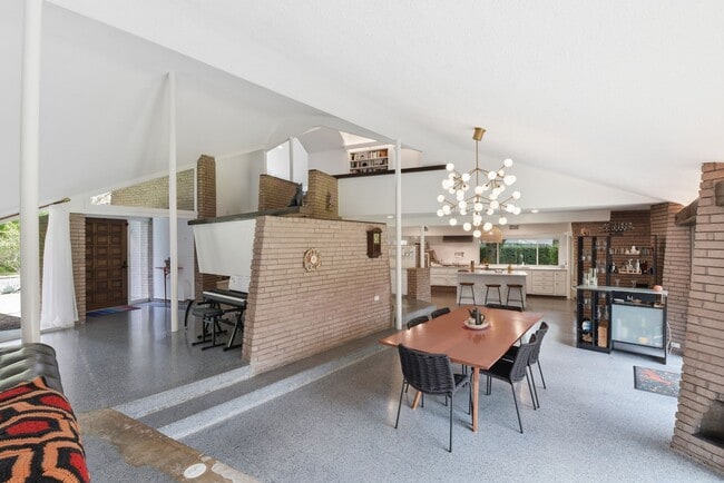 Building Photo - 4603 Ivanhoe St