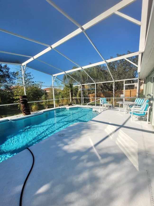 Building Photo - Fully furnished 3 bed 2 bath in beautiful Davenport