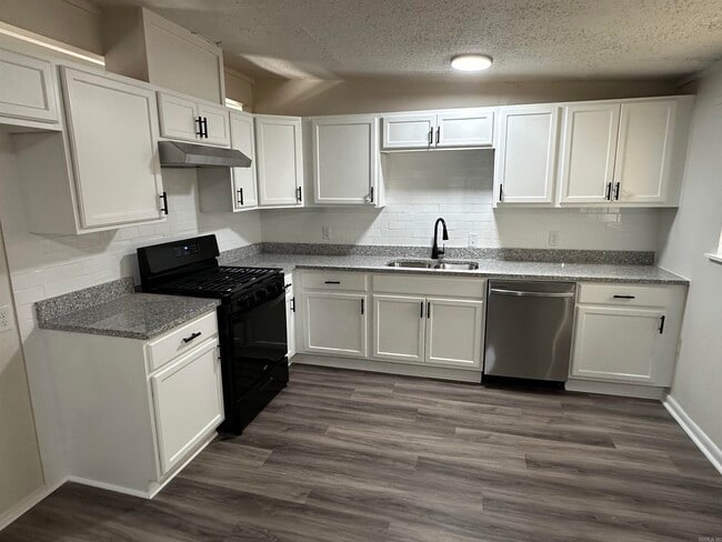 Building Photo - 13 Wanda Ln