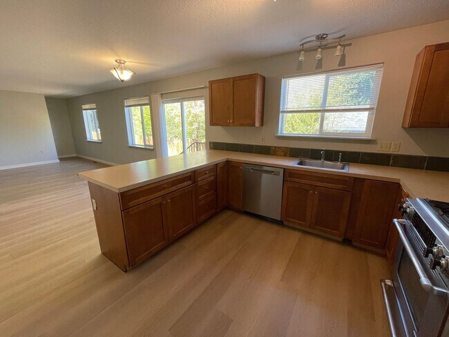 Building Photo - Great 6 bed, 6 bath Duplex Unit in North Portland with Laundry, Patio
