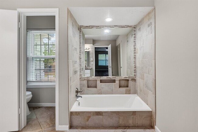 Building Photo - 2402 Oak Shores Dr