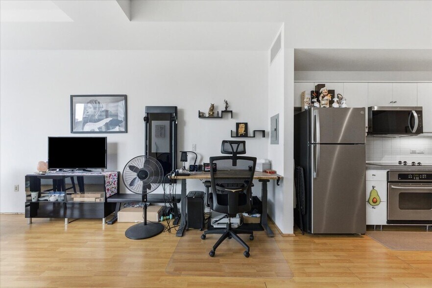 Building Photo - 350 W Ash St