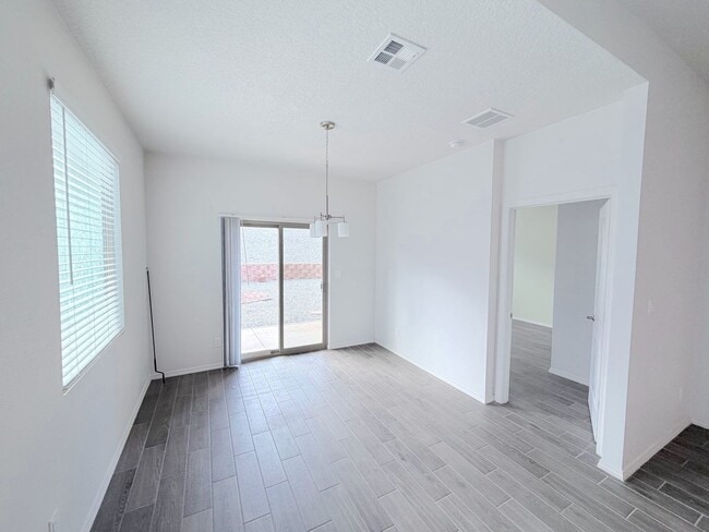 Building Photo - Beautiful 3 bed 2 bath home in Enchanted Hills area of Rio Rancho. Refrigerated Air! Near Hwy 550