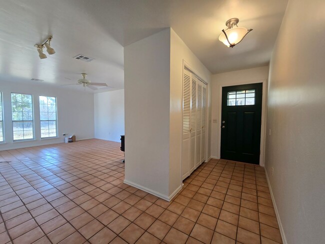 Building Photo - Remodeled 3 bed 2 bath home in Asher!