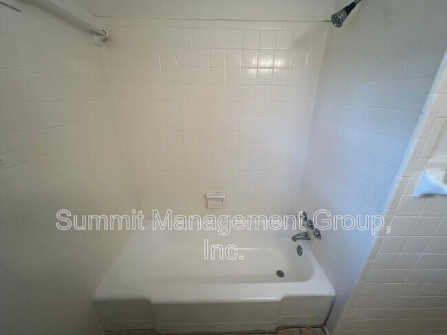 Building Photo - 8293 Lakeview Dr SW