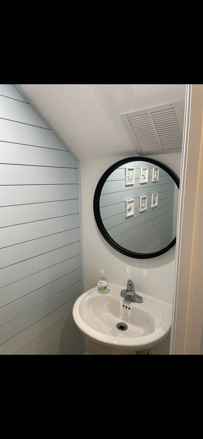 Building Photo - 118 N Fredrica Ave