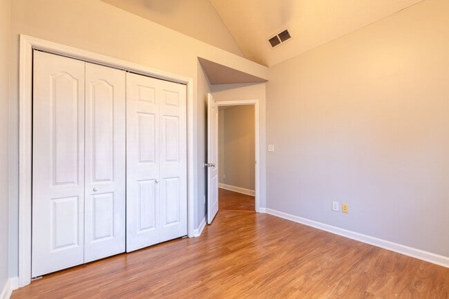 Building Photo - Spacious 5 Bedroom, 3 Bathroom Home in Cov...