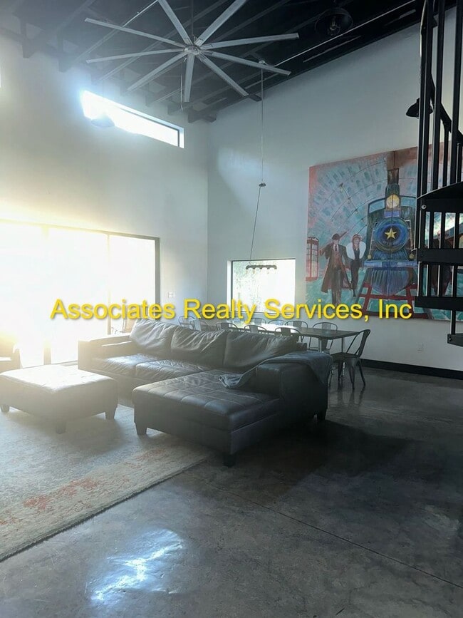 Building Photo - Modern Industrial 2Bed/2Bath Plus Loft in NW Gainesville