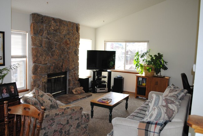 Building Photo - Cute Condo in North Evergreen!