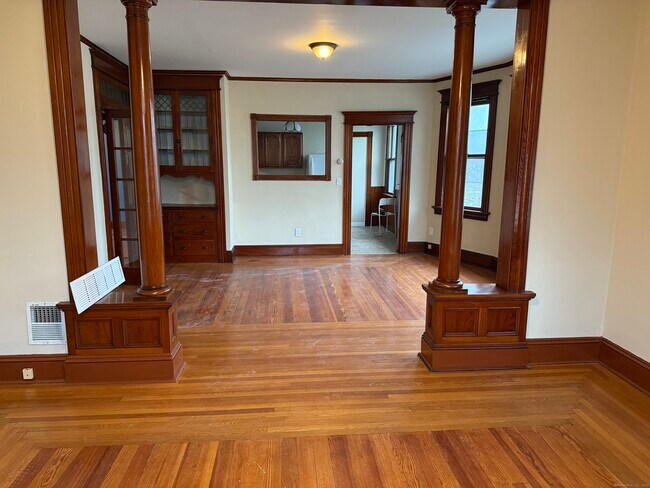 Building Photo - 323 Olivia St