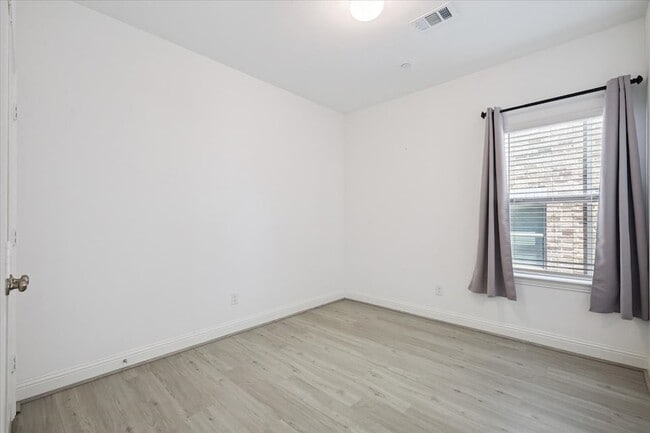 Building Photo - 4261 Shavano Dr