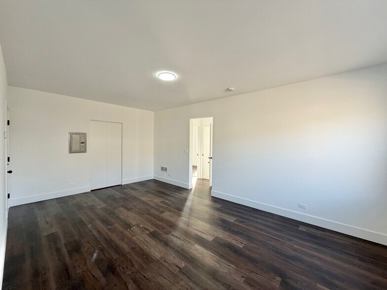 Building Photo - 5647 N Ashland Ave