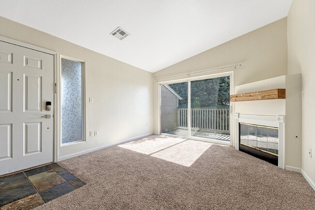 Building Photo - $2,050- 2-Bed, 2-Bath Condo in Highlands R...