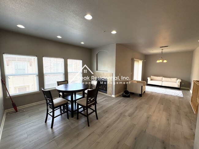 Building Photo - 3301 N Park Dr