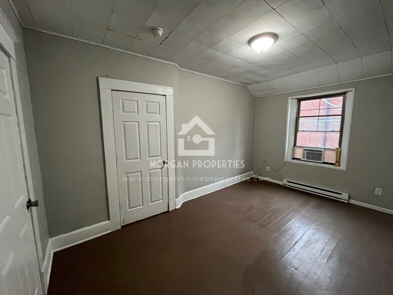 Building Photo - 300 S 12th St